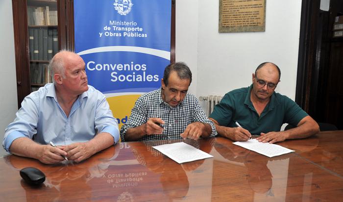Juan José Olaizola firma convenios sociales 