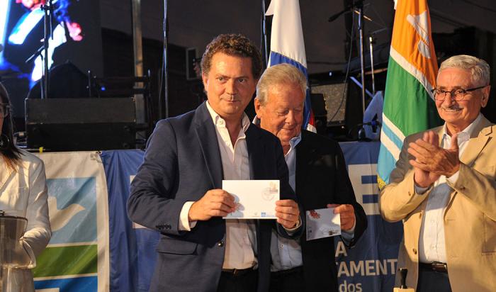 Secretario de la Presidencia, Rodrigo Ferrés, muestra el sello conmemorativo