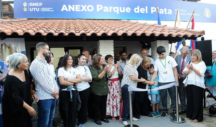 Autoridades realizan corte de cinta