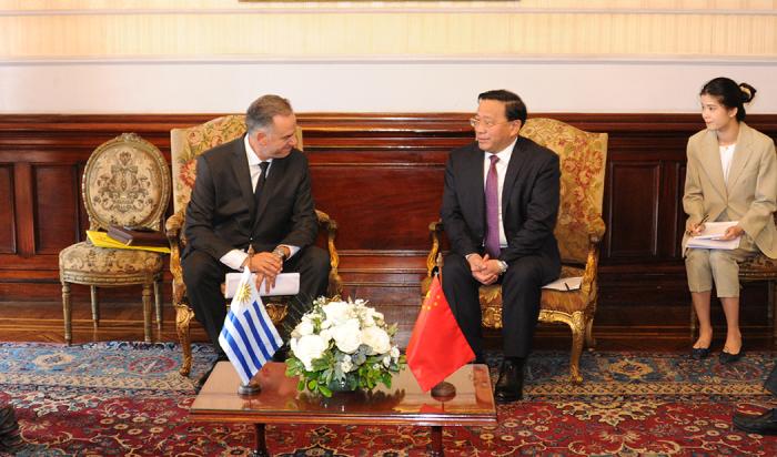Orsi con ministro de China