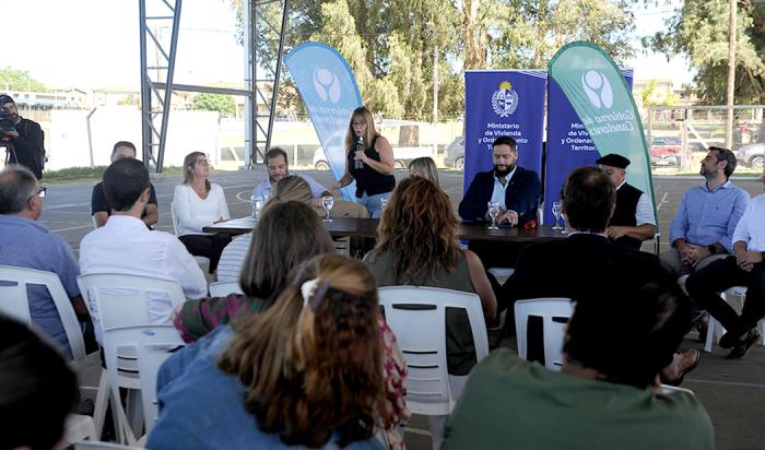 La ministra de Vivienda y Ordenamiento Territorial, Cecilia Cairo, durante la oratoria en el acto. La ministra de Vivienda y Ordenamiento Territorial, Cecilia Cairo, durante la oratoria en el acto.