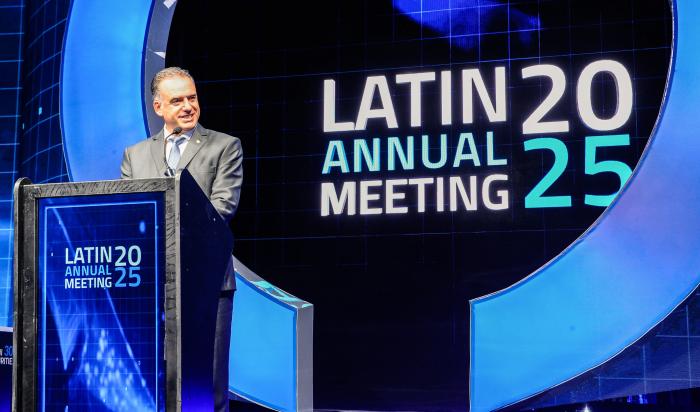 Presidente Yamandú Orsi durante su exposición en el Latin Annual Meeting