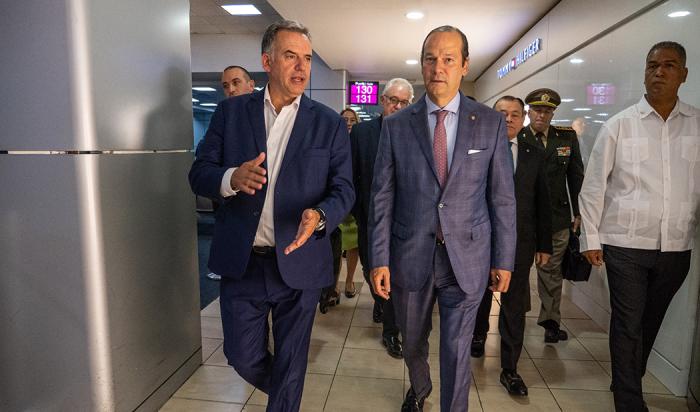Presidente Yamandú Orsi acompañado por el canciller panameño, Javier Martínez-Acha