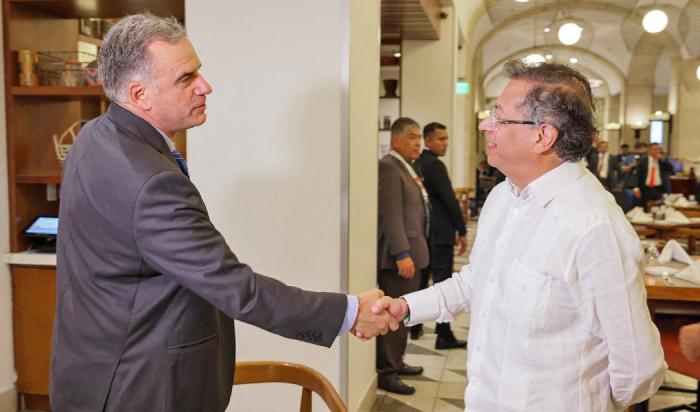 Saludo entre el presidente Yamandú Orsi y su par colombiano, Gustavo Petro
