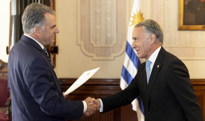 Presidente Yamandú Orsi recibe cartas credenciales de Alan Beraud 