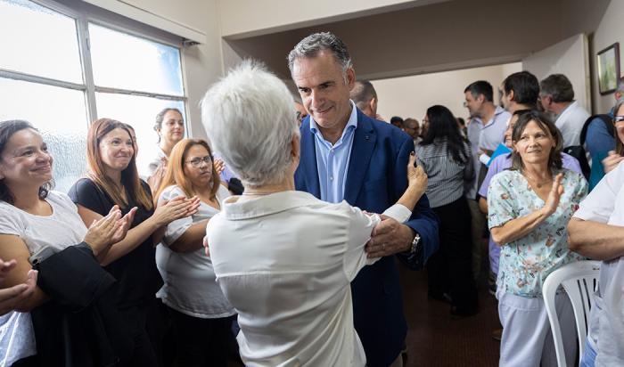 Presidente Yamandú Orsi saluda a funcionarias del hospital de Salto