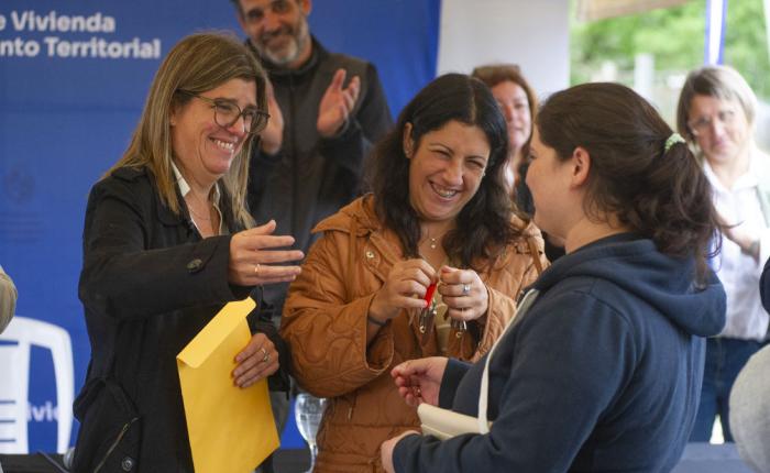 Ministra Tamara Paseyro entrega la llave de su vivienda a una persona 