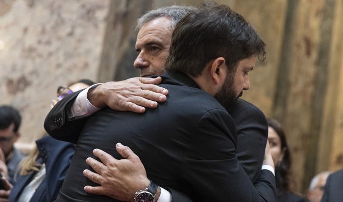 Yamandú Orsi se abraza con el presidente de Chile, Gabriel Boric