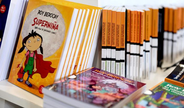 Libros infantiles, coloridos, en un estante