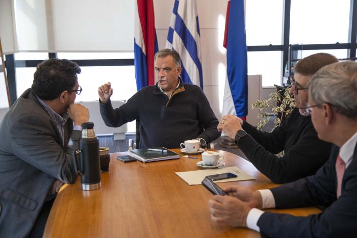 Presidente de la República, Yamandú Orsi dialoga con el secretario de Presidencia, Alejandro Sánchez, el prosecretario Jorge Díaz y Eduardo Viera