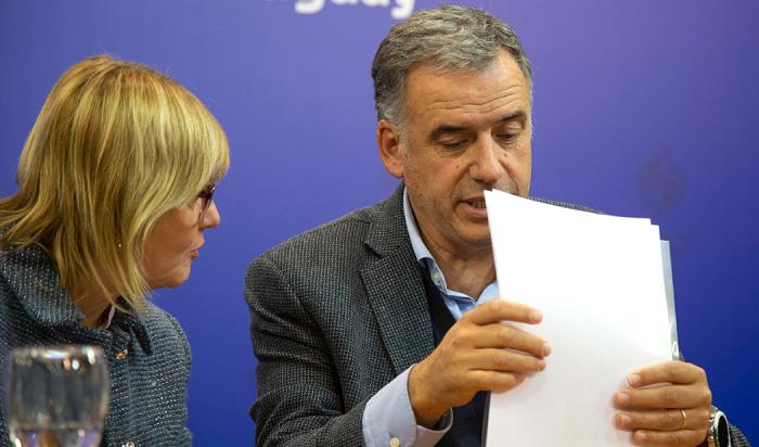 Presidente Orsi junto a la ministra de Salud Pública, Cristina Lustemberg