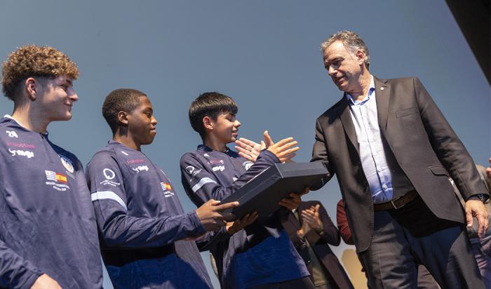 Pelota al Medio a la Esperanza extenderá sus actividades a escuelas del interior El presidente Orsi entrega el pabellón nacional a integrantes de Pelota al Medio