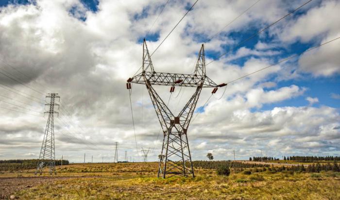 Torres con cables de alta tensión en zona rural