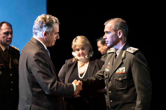 Presidente Orsi saluda a un efectivo militar