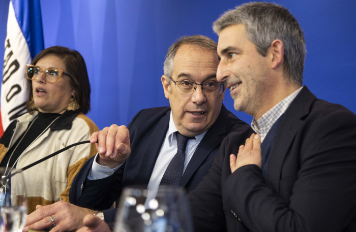 Mahía y Caggiani conversando sentados 