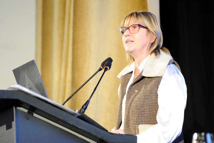 Ministra de Salud Pública, Cristina Lustemberg, durante su exposición en ADM Ministra de Salud Pública, Cristina Lustemberg, durante su exposición en ADM