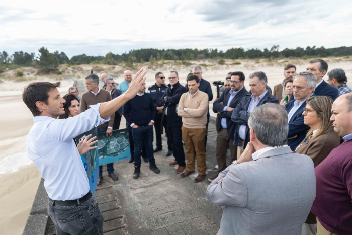 Presidente Yamandú Orsi durante la recorrida por +Colonia junto a autoridades nacionales y anfitriones del proyecto