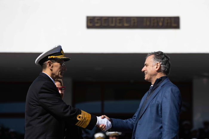 Presidente Yamandú Orsi saludando al nuevo comandante en jefe de la Armada