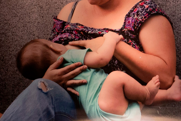 Mujer dando pecho a bebé