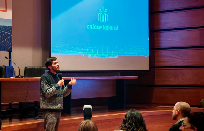 Persona expone al público presente