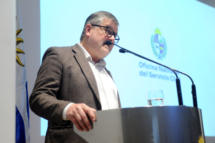Sergio Pérez de la ONSC tras el atril disertando