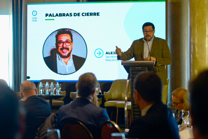 Secretario Sánchez tras atril disertando en Sofitel