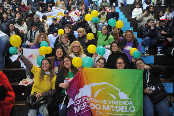Personas beneficiadas en los sorteos celebran y se toman una foto
