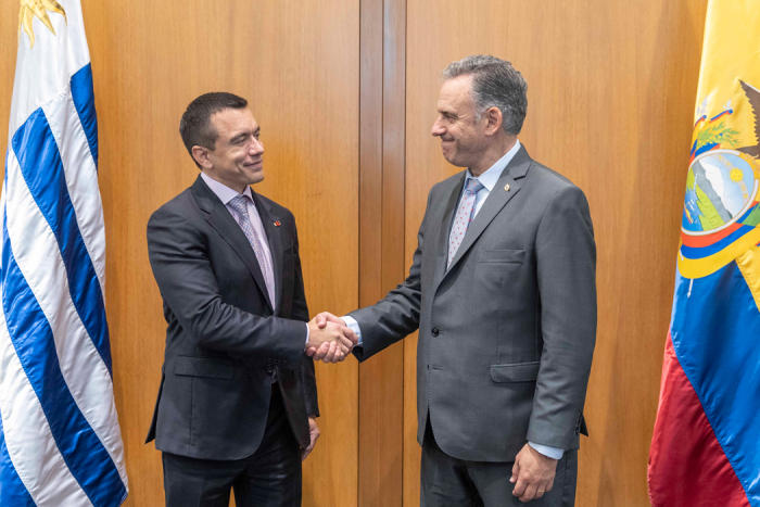 Saludo protocolar de los presidentes Yamandú Orsi de Uruguay y Daniel Noboa de Ecuador