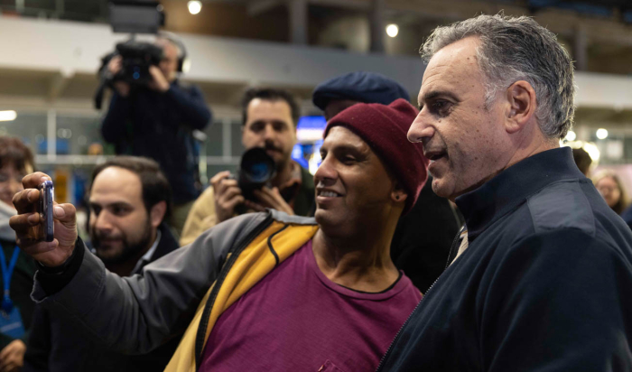 Presidente Orsi se saca selfie con un hombre joven
