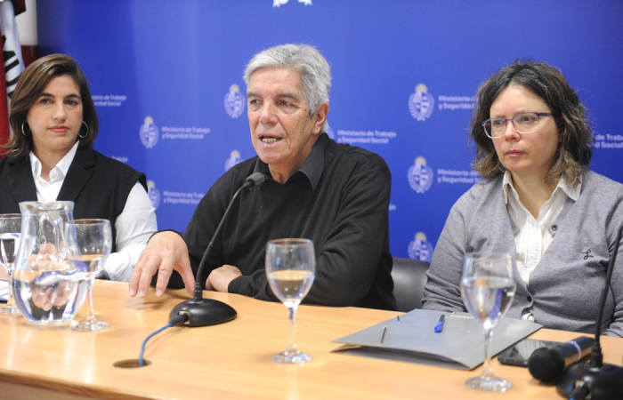Luis Puig sentado junto a dos jerarcas ofreciendo conferencia de prensa
