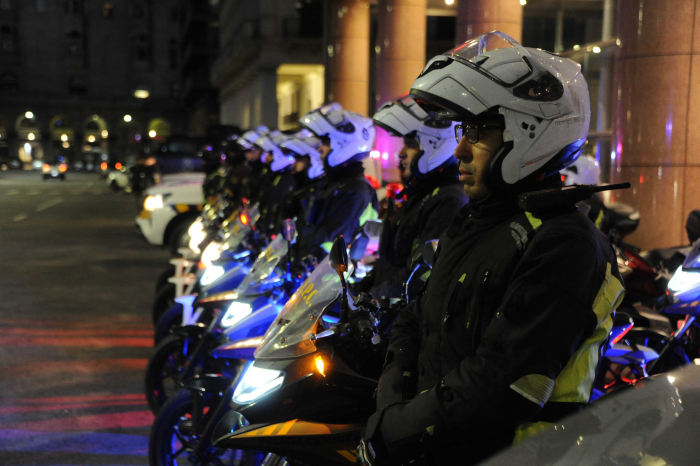 Policías formados sobre sus motocicletas frente a Torre Ejecutiva