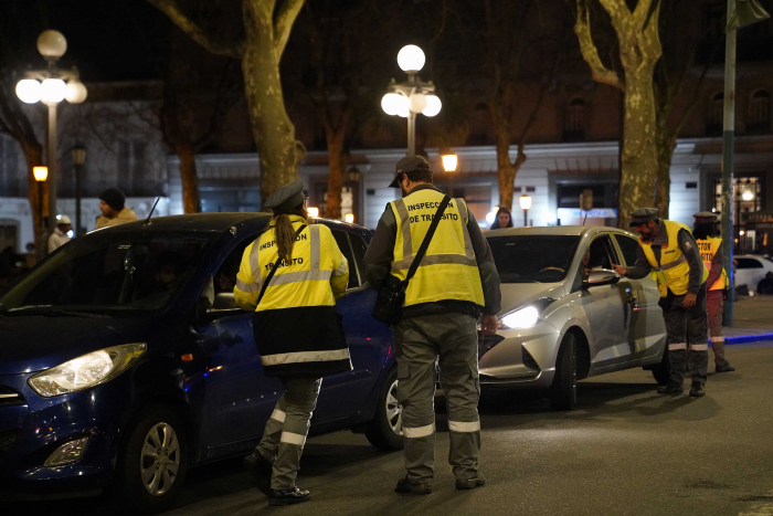 Agentes de tránsito realizando controles vehiculares