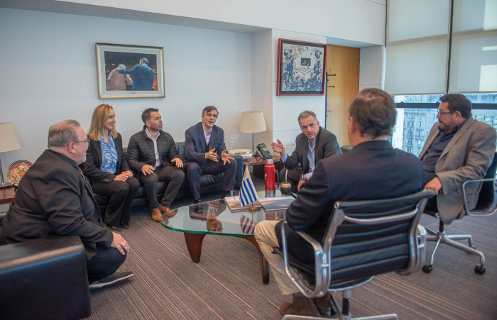 Presidente Orsi en su despacho junto a autoridades de la Confederación de Cámaras Empresariales