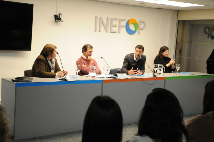 Autoridades tras mesa de conferencia en Inefop