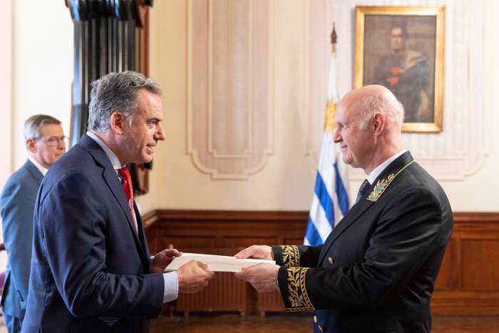Presidente Yamandú Orsi, recibiendo las cartas credenciales del embajador de la Federación de Rusia, Alexey Isakov