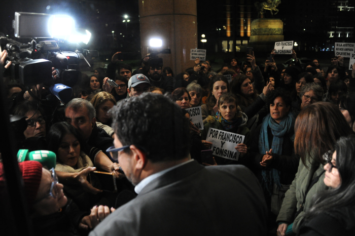El secretario de la Presidencia, Alejandro Sánchez, habla con cientos de manifestantes