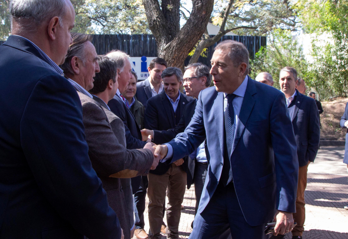 Ministro de Economía y Finanzas, Gabriel Oddone, saluda a integrantes de la ARU en la llegada al almuerzo
