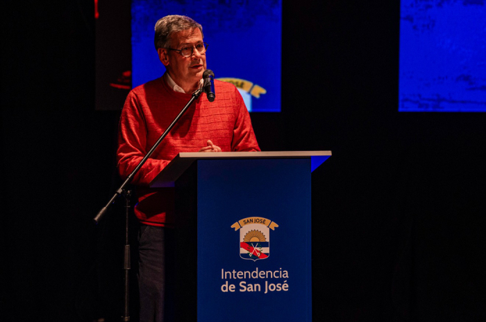Jorge Díaz tras atril en inauguración de Feria del Libro en Teatro Macció de San José