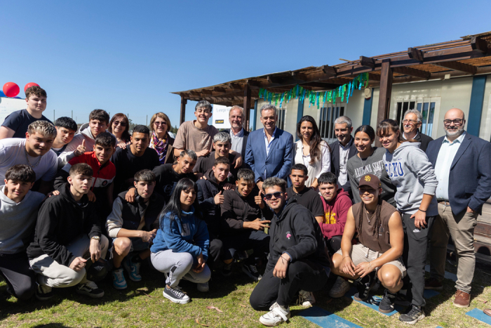 Presidente Yamandú Orsi rodeado de estudiantes 