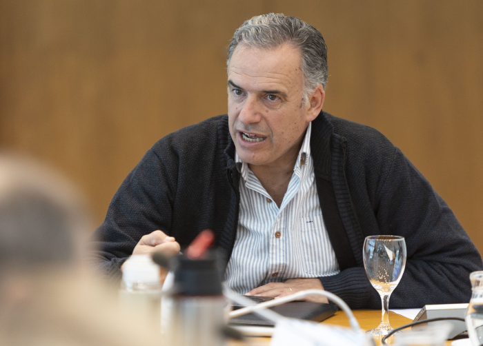 Orsi: “el país entero jamás bajará los brazos ante el crimen organizado y el narcotráfico” Presidente Yamandú Orsi habla sentado, con los codos sobre la mesa.