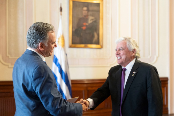 Presidente Yamandú Orsi saluda con un apretón de manos al embajador de Estados Unidos, Lou Rinaldi