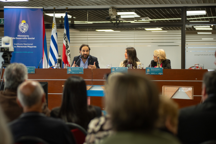Ministro Civila habla tras mesa de oradores en acto de Inmayores