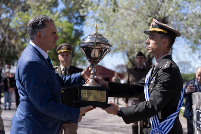 Presidente Yamandú Orsi entregando la copa a un oficial