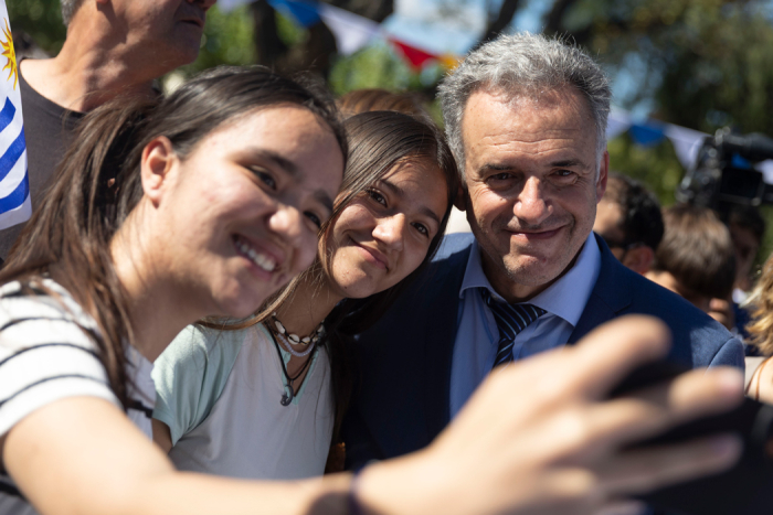 Orsi con jóvenes tomándose fotos 