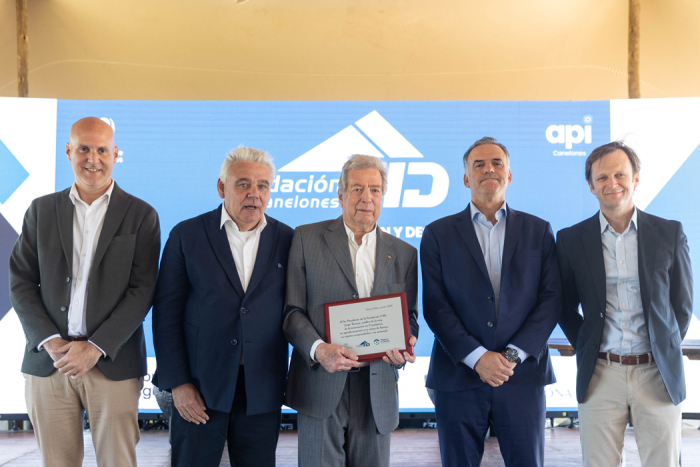 Presidente Orsi, parado. A su izquierda, el consejero de UTEC, Álvaro Pena. A su derecha, autoridades de la fundación CID Canelones y el intendente de Canelones, Francisco Legnani