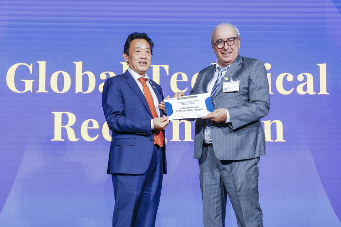 Director general de la FAO, QU Dongyu, entrega distinción al ministro de Ganadería, Agricultura y Pesca, Alfredo Fratti.