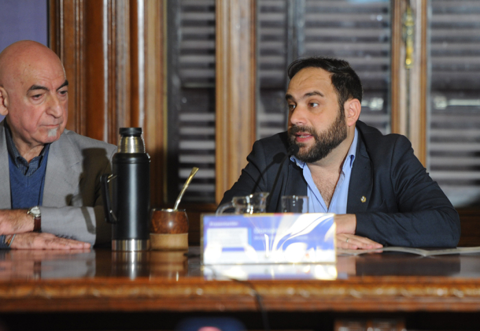 Ministro de Desarrollo Social, Gonzalo Civila, habla con los codos apoyados en una mesa.