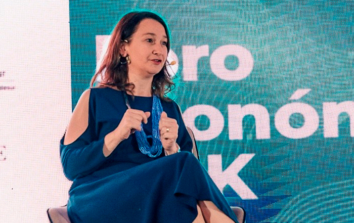 Vicecanciller Valeria Csukasi diserta durante el Foro Económico AHK 2025