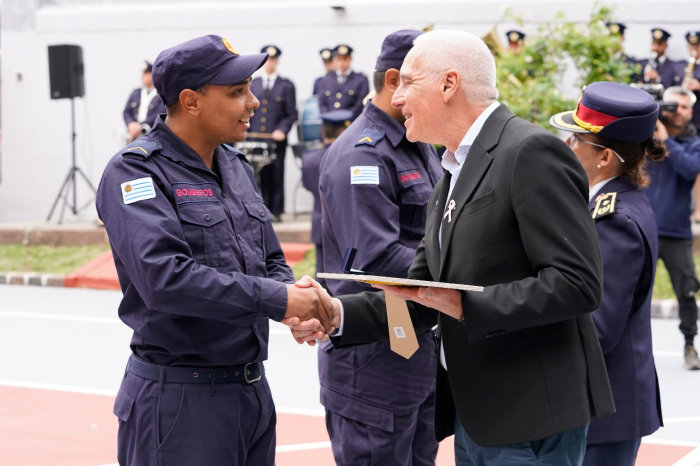 Ministro del Interior, Carlos Negro, saluda con un apretón de manos a un bombero