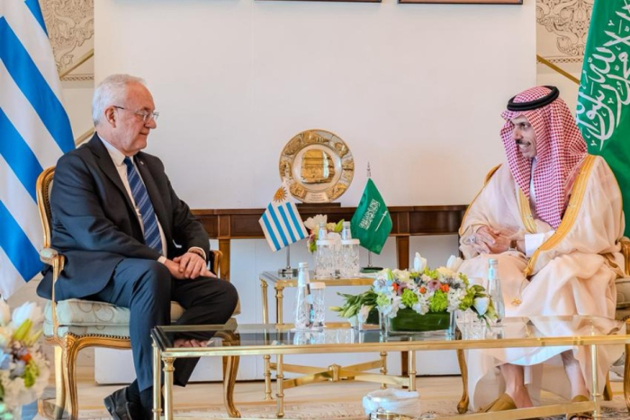 Lubetkin junto al ministro de Relaciones Exteriores de Arabia Saudita, el príncipe Faisal bin Farhan Al Saud